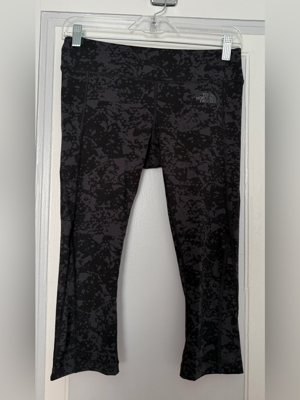 The North Face Black & Dark Gray Patterned Knee Length Leggings
